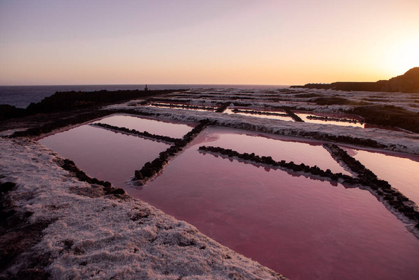 Красные соленые пруды на закате. Горизонтальный вид. - Фото, изображение