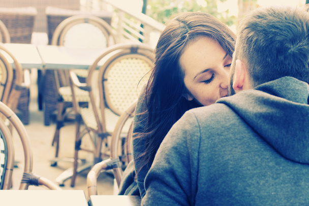 Pareja besándose en la calle cafetería
 - Foto, Imagen