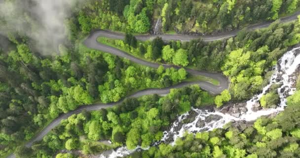 Légi drón videó egy kanyargós hegyi aszfalt út, gyönyörű vezetők álom. - Felvétel, videó