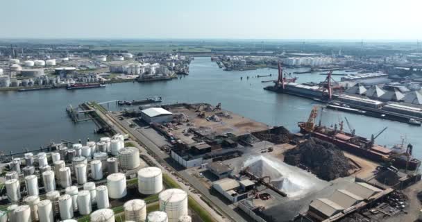 Rotterdam, 9 Haziran 2023, Hollanda. Rotterdam 'ın büyük sanayi limanının üzerinde uçuyor. Ticari sanayi şirketleri. - Video, Çekim