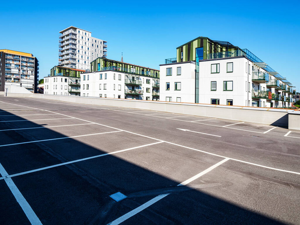 Prázdné parkování před budovami - Fotografie, Obrázek