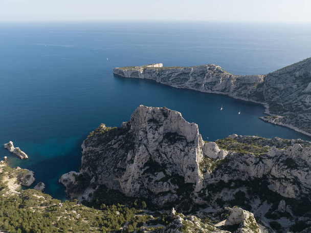 Massif des Calanques je divoký a členitý terén, který se táhne od devátého obvodu Marseille směrem na východ ke Cassis. Fotografie leteckého dronu. - Fotografie, Obrázek