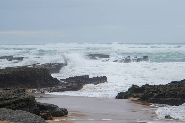 Praia do Magoito, Sintra, Portugal - March 2023: Άποψη του ωκεανού, βράχια, άμμο και κύματα στην παραλία. Ατλαντικός - Φωτογραφία, εικόνα