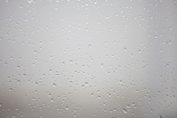 Mokre szkło z kroplami deszczu  - Zdjęcie, obraz
