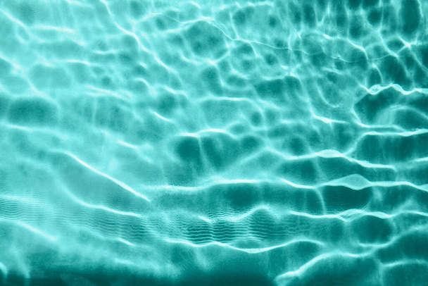 Absztrakt természet texturált háttér, víz hullámok a medencében napfény visszaverődés, tiszta kék víz - Fotó, kép