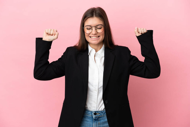 Young Business valkoihoinen nainen eristetty vaaleanpunainen tausta tekee vahva ele - Valokuva, kuva