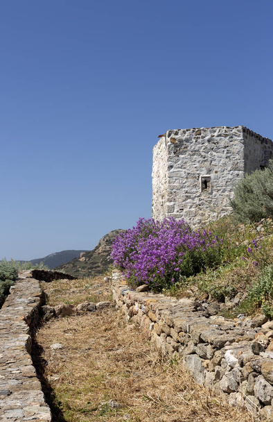 Vista del fragmento Castillo de Skyros y montañas desde una altura en un día de primavera (Isla de Skyros, Grecia) - Foto, Imagen