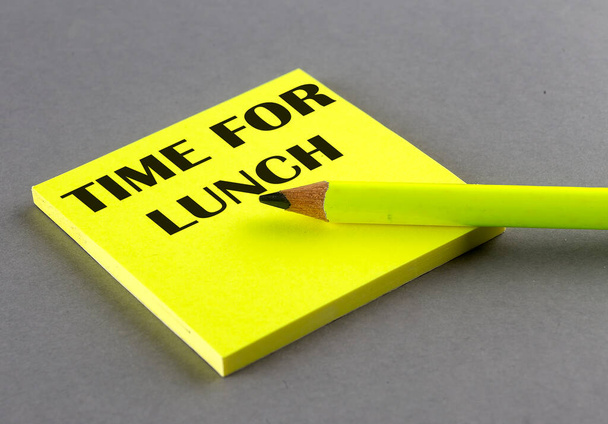 灰色の背景に粘着性の昼食のための時間 - 写真・画像
