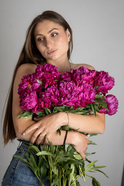 beautiful young girl with flowers. - Fotoğraf, Görsel