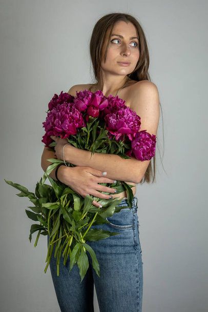 beautiful young girl with flowers. - Foto, immagini