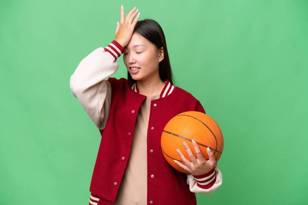 Junge Basketballerin asiatische Frau über isolierten Hintergrund hat etwas erkannt und die Absicht, die Lösung - Foto, Bild