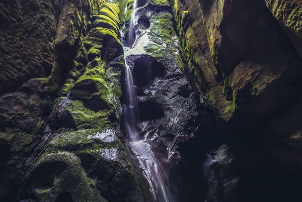 Vízesés az Adrspach-Teplice sziklák nemzeti parkban Csehországban - Fotó, kép