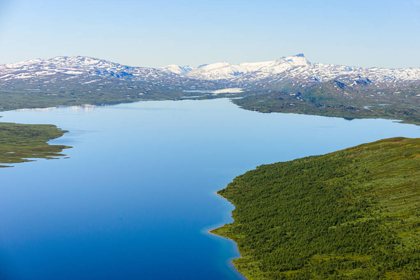空気中の湖と山の景色 - 写真・画像
