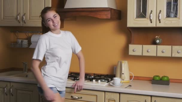 Girl flirting in the kitchen - Filmati, video