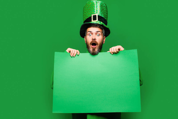 Man on green background celebrate St Patricks Day. Green patricks background. Copy space - Foto, Imagem