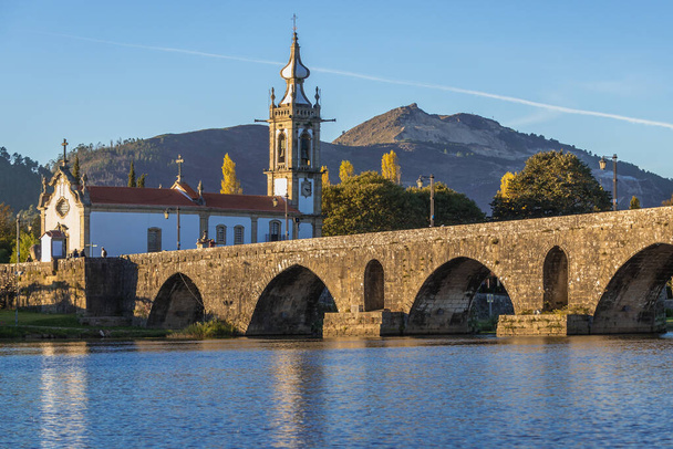 Santo Antonio da Torre Velhan kirkko ja Rooman silta Ponte de Liman kaupungissa historiallisessa Minhon maakunnassa Portugalissa - Valokuva, kuva