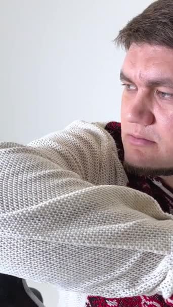 Der strenge Blick des an den Ellbogen gelehnten ukrainischen Kosaken mittleren Alters blickt von Stirn zu Stirn traurig, aber selbstbewusst starkem maurischen Blick  - Filmmaterial, Video