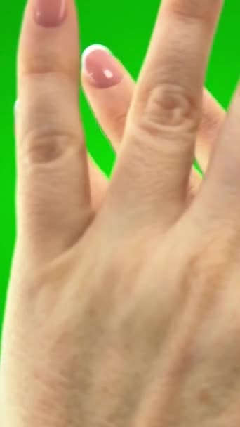 zöld háttér chromakey női kéz tagad valamit záró kép élesen mindkét kezével nő mutatja szív kezek francia manikűr - Felvétel, videó