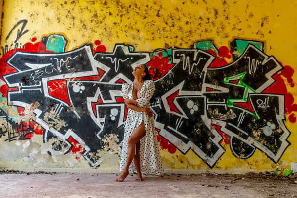 Um lindo modelo latino posa em um pueblo abandonado na província mexicana de Yucatan - Foto, Imagem
