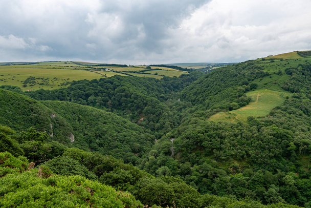 View from the top of Countisbury Hill of Watersmeet Valley in Exmoor National Park - Foto, afbeelding