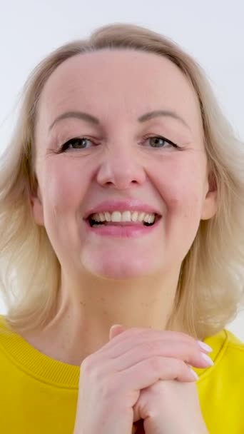 Boldog nő integet, beszél, szívjelet mutat és légcsókot küld. Kiváló minőségű 4k felvételek - Felvétel, videó
