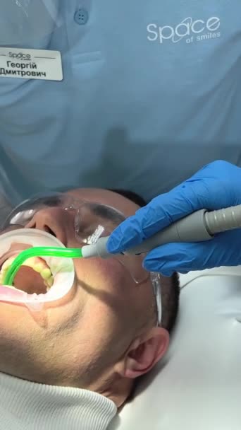Ο οδοντίατρος έκανε θεραπεία στα δόντια. Καθαρισμός και στίλβωση δοντιών. Close Up οδοντιατρική λέιζερ ο οδοντίατρος και περιοδοντικός γιατρός δείχνουν στους ασκούμενους πώς να συνεργαστεί με έναν πελάτη. - Πλάνα, βίντεο