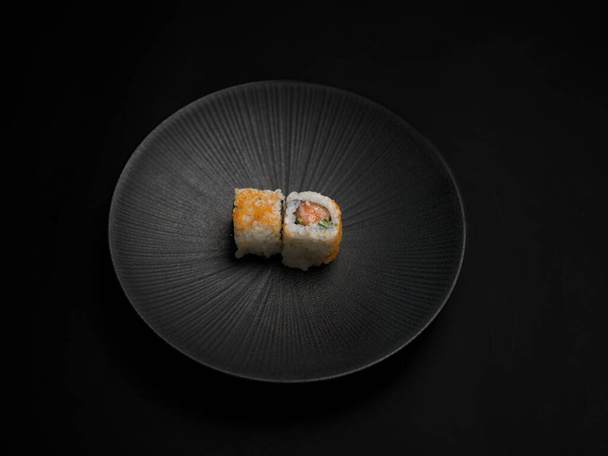 Fideos de comida japonesa con sushi Bento sake - Foto, imagen