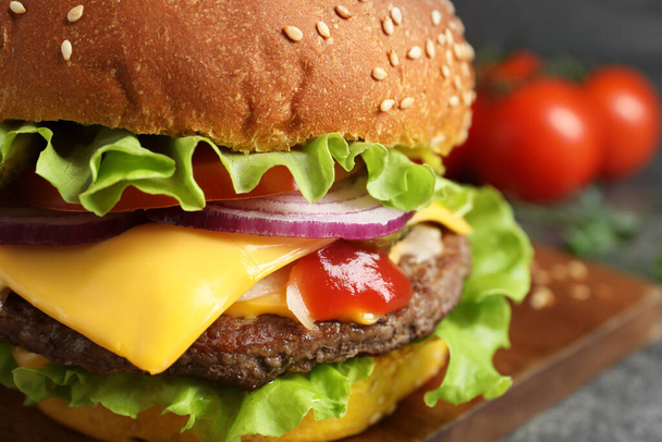 Delicious burger with beef patty and lettuce on table, closeup - Foto, Imagem