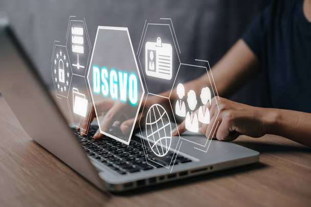 DSGVO Alapvető Adatvédelmi Szabályzat koncepció, Laptopon dolgozó személy DSGVO ikonnal virtuális képernyőn. - Fotó, kép