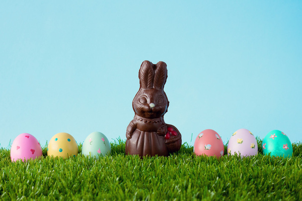 Chocolate bunny with easter eggs on grass - Foto, Bild