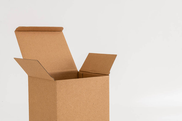 Beyaz arkaplanda izole edilmiş boş karton kutu - Fotoğraf, Görsel