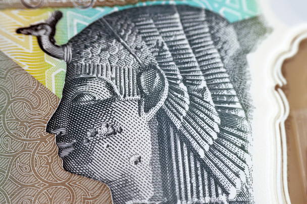 Reina Cleopatra desde el reverso del nuevo egipcio 20 EGP LE veinte libras de polímero en efectivo billete de banco con las grandes pirámides junto con el carro militar faraónico, enfoque selectivo - Foto, Imagen
