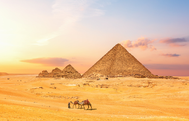 Пирамида Менкаура с тремя компаньонами пирамиды в пустыне Египта, Гиза. - Фото, изображение