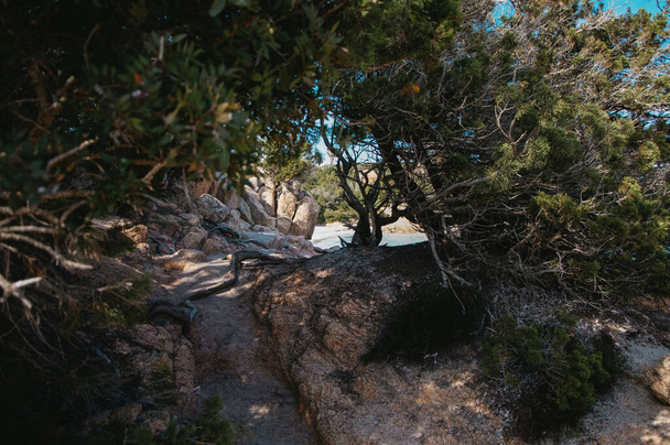 Paisaje con laguna azul en la costa esmeralda, isla de Cerdeña, Italia
 - Foto, Imagen