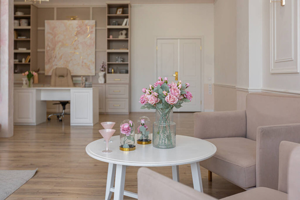 modern hangulatos, puha belsőépítészeti egy szoba egy hálószoba és egy otthoni iroda meleg finom pasztell rózsaszín és bézs színekben - Fotó, kép