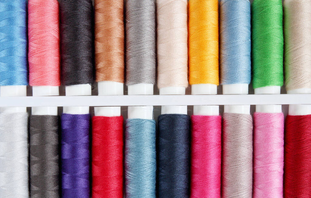 Carrete de hilos de coser multicolor para la obra de arte de fondo y diseño. - Foto, imagen