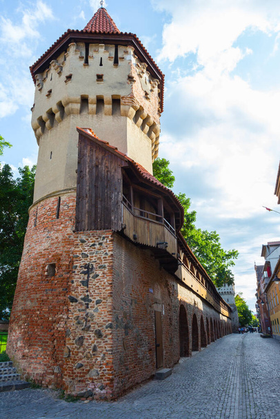 Pohled na tesařskou věž ve městě Sibiu. Transylvánie. Rumunsko - Fotografie, Obrázek