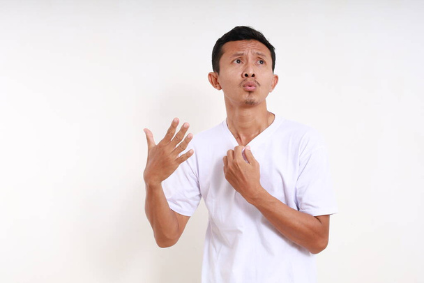 Asiatique drôle homme abattage chaud isolé sur fond blanc avec copyspace - Photo, image