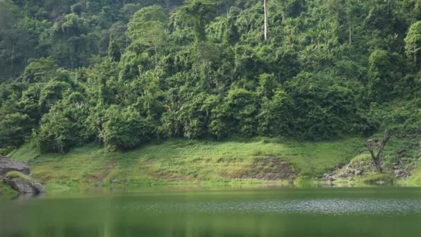 Landschaft des Klong Klang Stausees mit Bergkulisse in Thailand - Filmmaterial, Video