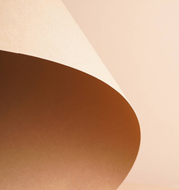 Bunter Hintergrund aus braunem Papier mit Schatten. Abstrakte Geometrie - Foto, Bild