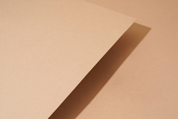 Барвистий фон з коричневого паперу з тіні. Абстрактний геометричний
 - Фото, зображення