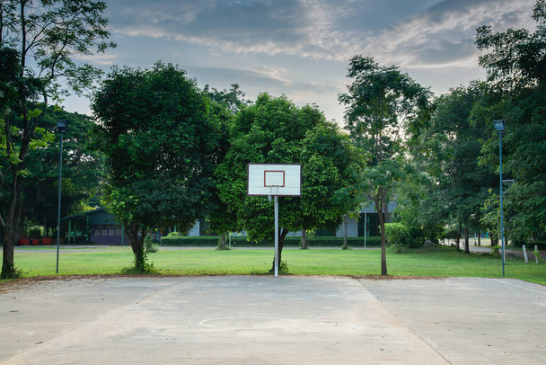 Vecchio campo da basket all'aperto - Foto, immagini