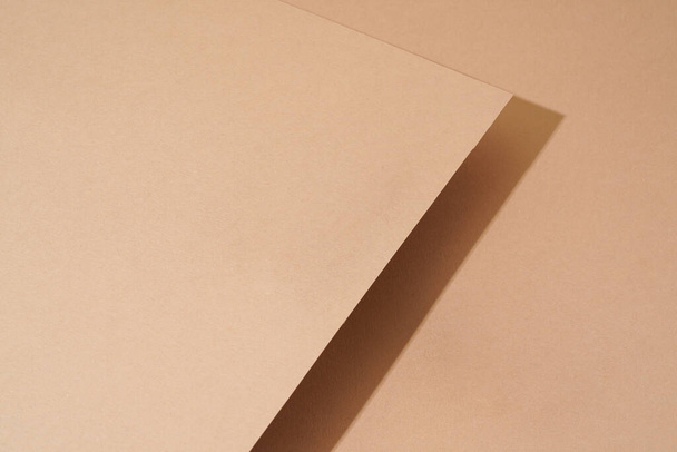 Kleurrijke achtergrond van bruin papier met schaduw. Abstracte geometrie - Foto, afbeelding