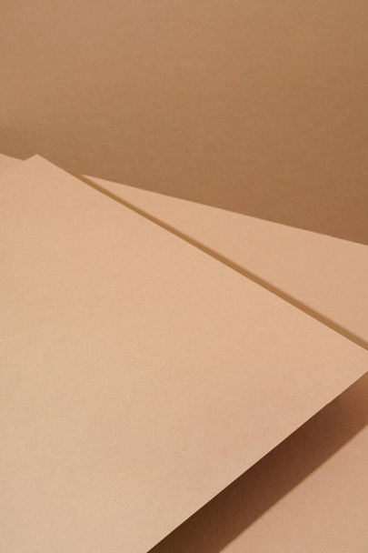 Цветной фон из коричневой бумаги с тенью. Абстрактная геометрия - Фото, изображение