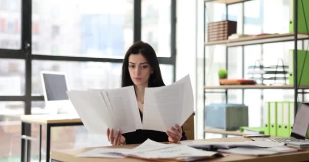Sinirli kadın yönetici belgeleri inceler ve ofisten çıkar. İş krizi yorgunluğu, işten çıkarma fazla mesaisi - Video, Çekim