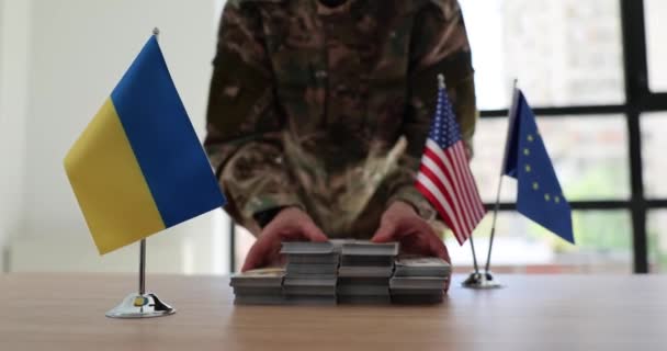 L'homme militaire passe beaucoup d'argent à la table de négociation de l'ukraine avec l'union euro et les Etats-Unis. Aide financière à l'Ukraine en guerre contre la Russie - Séquence, vidéo