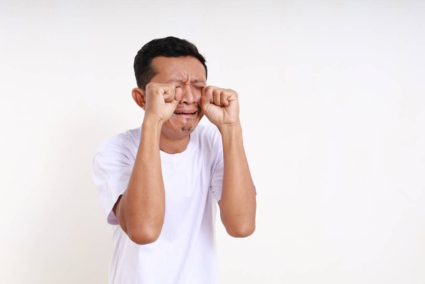 zestresowany Azji śmieszne człowiek płacz odizolowany na białym tle - Zdjęcie, obraz