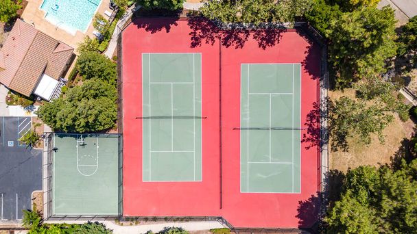 Top alas drone kuva monitoimitalo keskellä naapuruston tenniskentät, uima-allas ja koripallokenttä. Suuri asuntomarkkinointiin  - Valokuva, kuva