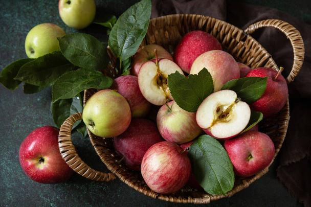 Owoce, organiczne owoce. Martwe jedzenie. Kosz dojrzałych jabłek na kamiennym stole.  - Zdjęcie, obraz