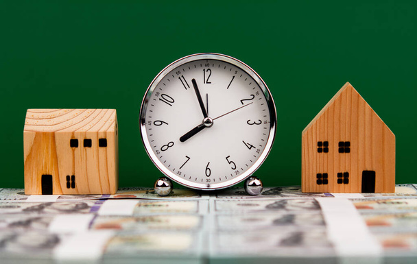 Zeit, Geld und Haus Wertvolle Vermögenswerte Finanzvermögen und Zeitfreiheit Home Loan Home Loan First Home Sale Home Kaufen - Foto, Bild